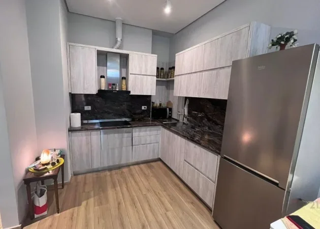 Tirane, jepet me qera apartament 1+1 , 75 m² 950 € 