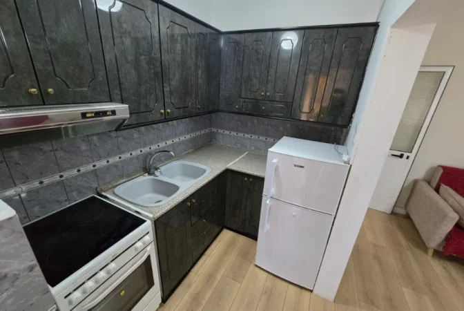 Tirane, jepet me qera apartament 1+1 Kati 3, 65 m² 430 € (PORCELAN)