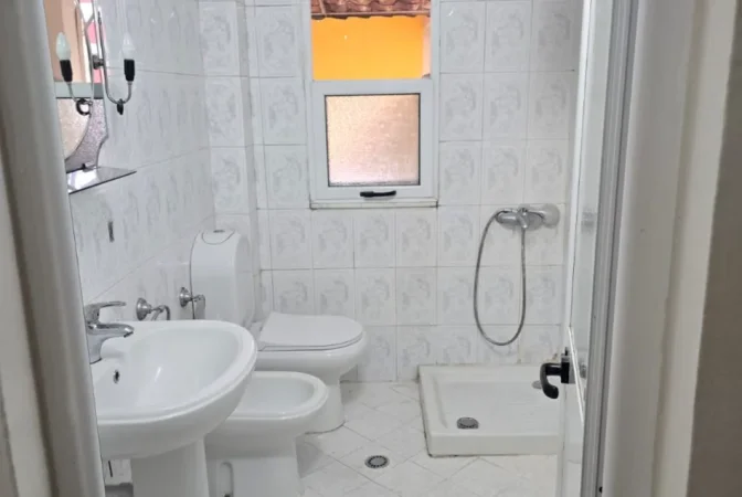 Tirane, jepet me qera apartament 1+1 Kati 3, 65 m² 430 € (PORCELAN)