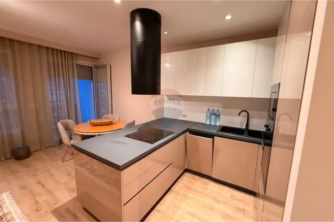 Tirane, jepet me qera apartament 1+1+Ballkon Kati 7, 78 m² 600 € (Marteniteti i ri)