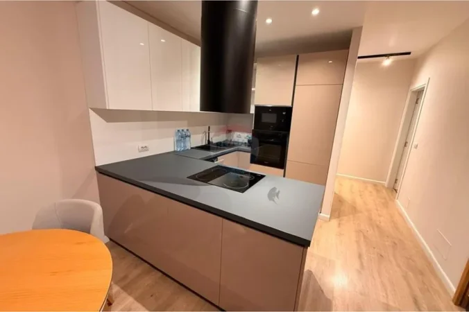 Tirane, jepet me qera apartament 1+1+Ballkon Kati 7, 78 m² 600 € (Marteniteti i ri)