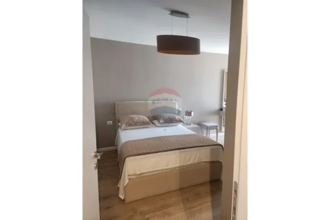 Tirane, jepet me qera apartament 1+1+Ballkon Kati 7, 78 m² 600 € (Marteniteti i ri)