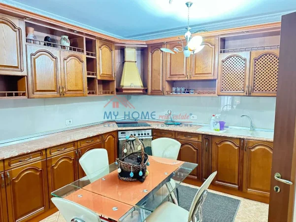 Tirane, jepet me qera apartament 2+1+Ballkon Kati 3, 110 m² 720 € (Zogu i Zi)