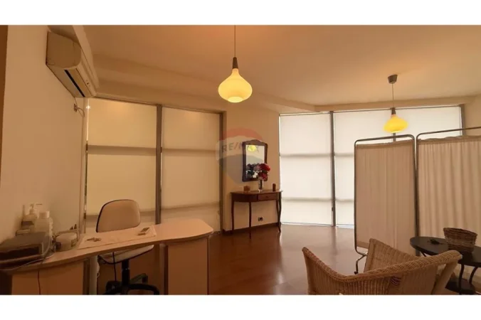 Tirane, jepet me qera ambjent biznesi Kati 1, 110 m² 1.000 € (Ish Ekspozita)