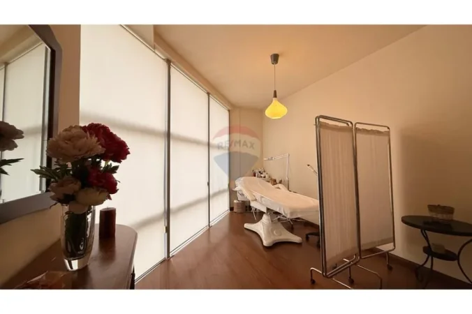 Tirane, jepet me qera ambjent biznesi Kati 1, 110 m² 1.000 € (Ish Ekspozita)