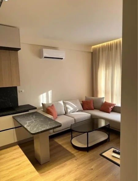 Tirane, jepet me qera apartament 1+1+Ballkon Kati 7, 55 m² 450 € (Ali Demi/Rezidenca Kaimi)