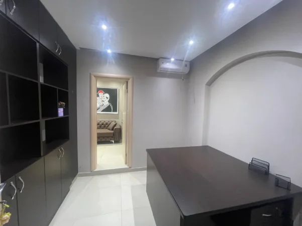 Tirane, jepet me qera zyre Kati 1, 30 m² 550 € (Myslym Shyri)