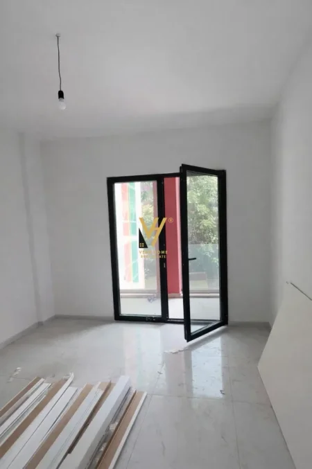 Tirane, jepet me qera zyre Kati 3, 70 m² 700 € (RRUGA E KAVAJES)