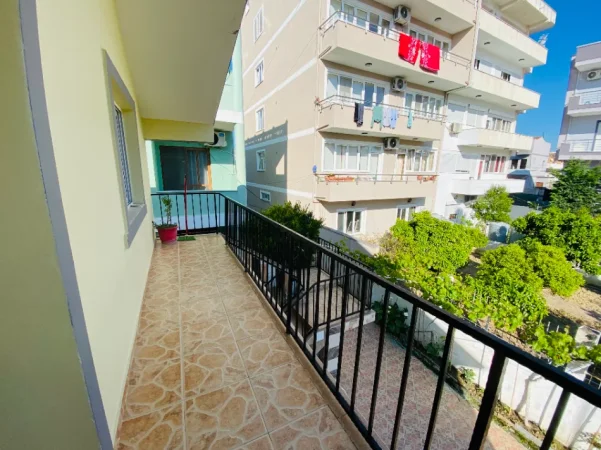 Durres, jepet me qera shtepi 4+1+Ballkon Kati 2, 132 m² 400 € (Rruga Toefik Skilja)