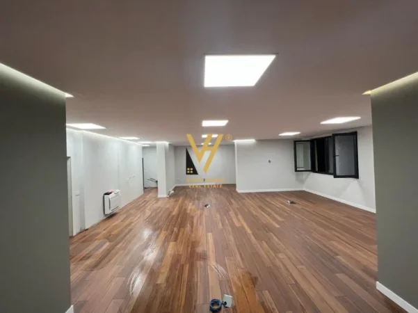 Tirane, jepet me qera zyre Kati 1, 150 m² 1.800 € (SHALLVARET)