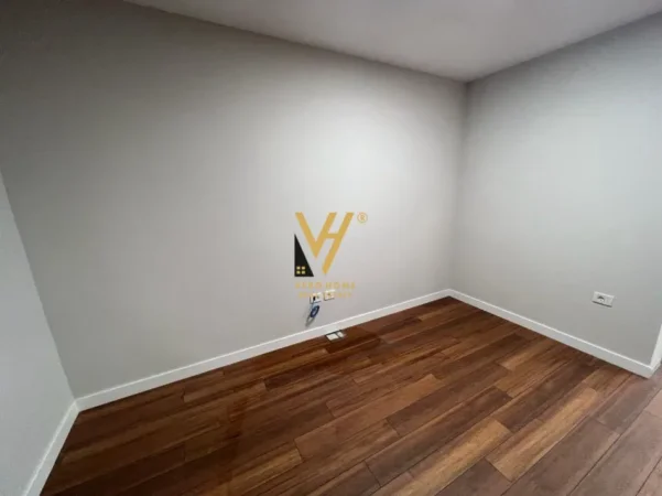 Tirane, jepet me qera zyre Kati 1, 150 m² 1.800 € (SHALLVARET)