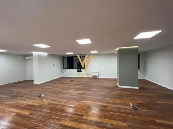 Tirane, jepet me qera zyre Kati 1, 150 m² 1.800 € (SHALLVARET)
