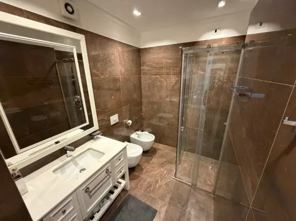 Tirane, jap me qera apartament 2+1+Ballkon Kati 8, 147 m² 3.000 € (Ambasador3)