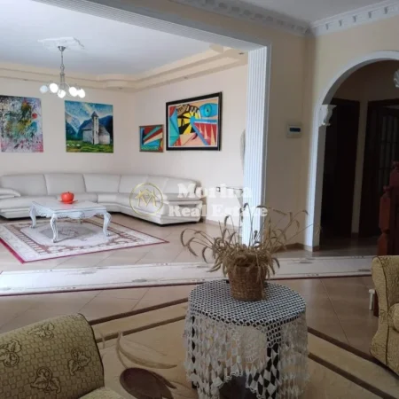 Fier, jepet me qera Vile 4+1 Kati 1, 1.083 m² 2.500 € (Fier)