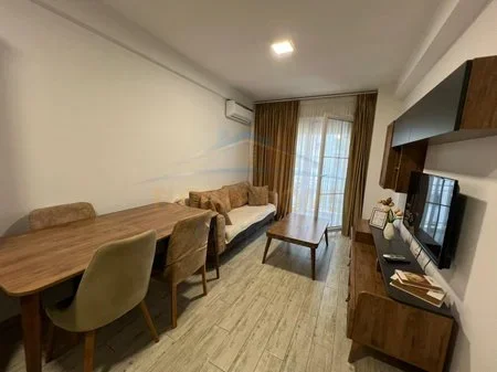 Tirane, jepet me qera apartament 1+1 Kati 5, 70 m² 519 € (Rruga 5 Maj)