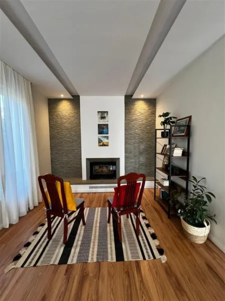 Tirane, jepet me qera Vile 3 Katshe Kati 3, 318 m² 1.600 € (LIQENI I PRUSHIT)