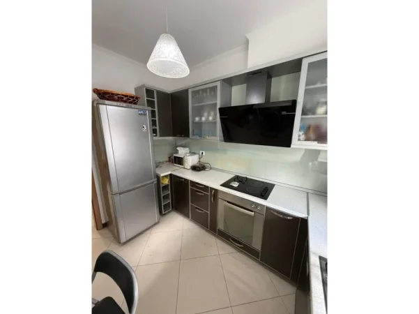Tirane, jepet me qera apartament 2+1 Kati 6, 110 m² 700 € (Unaza e Re)
