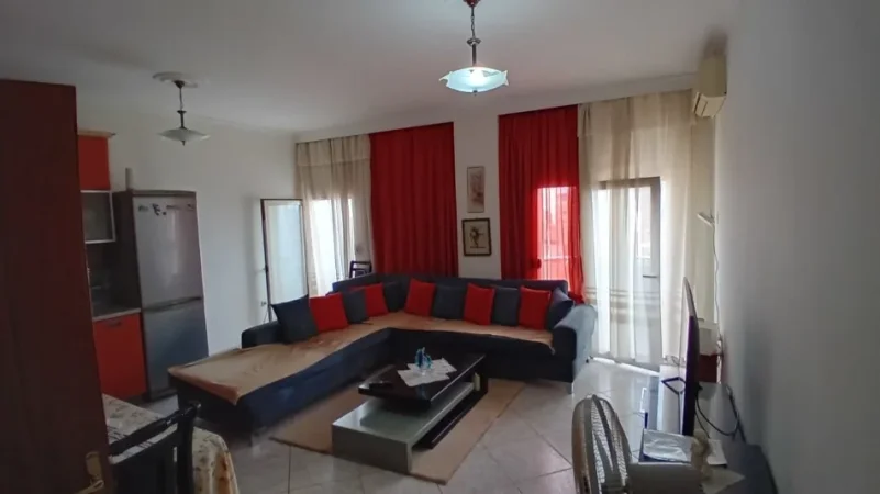 Tirane, jepet me qera apartament 2+1 Kati 4, 100 m² 500 € (KINOSTUDIO)