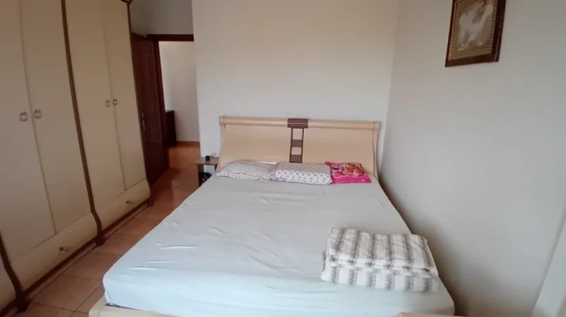 Tirane, jepet me qera apartament 2+1 Kati 4, 100 m² 500 € (KINOSTUDIO)