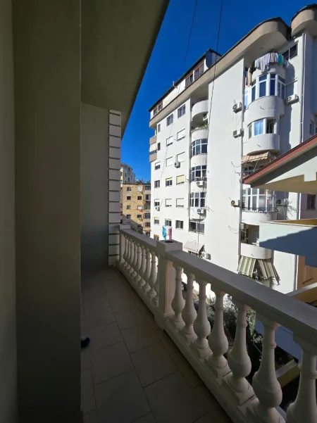 Tirane, jepet me qera apartament 2+1+Ballkon Kati 4, 80 m² 600 € (RRUGA E DURRESIT)