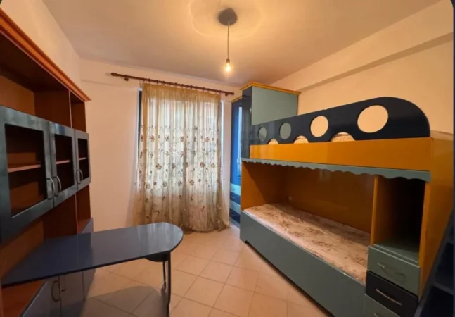 Tirane, jepet me qera apartament 2+1+Ballkon Kati 3, 85 m² 450 € (YZBERISHT)