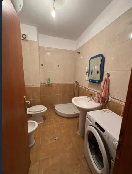 Tirane, jepet me qera apartament 2+1+Ballkon Kati 3, 85 m² 450 € (YZBERISHT)