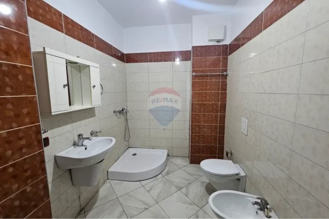 Tirane, jepet me qera apartament 1+1+Ballkon Kati 7, 65 m² 450 € (Astir)