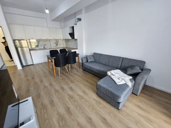 Tirane, jepet me qera apartament 1+1+Ballkon Kati 3, 70 m² 400 € (ALI DEMI)