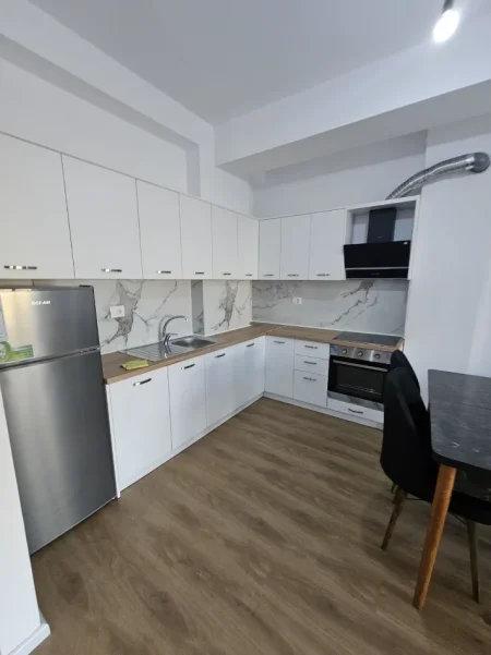 Tirane, jepet me qera apartament 1+1+Ballkon Kati 3, 70 m² 400 € (ALI DEMI)