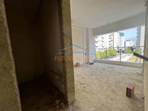 Tirane, jepet me qera ambjent biznesi Kati 1, 110 m² 2.200 € (KIKA 2 , Komuna e Parisit)