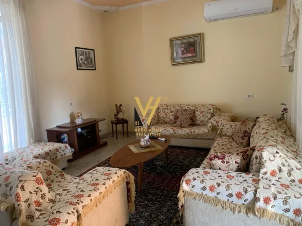 Tirane, jepet me qera apartament 2+1+Ballkon Kati 2, 150 m² 520 € (PORCELAN)