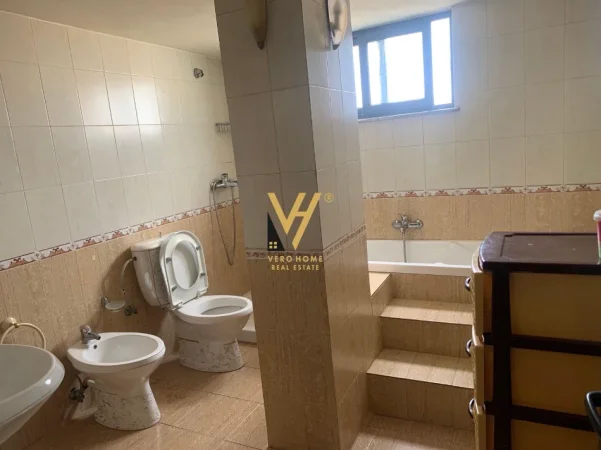 Tirane, jepet me qera apartament 2+1+Ballkon Kati 2, 150 m² 520 € (PORCELAN)