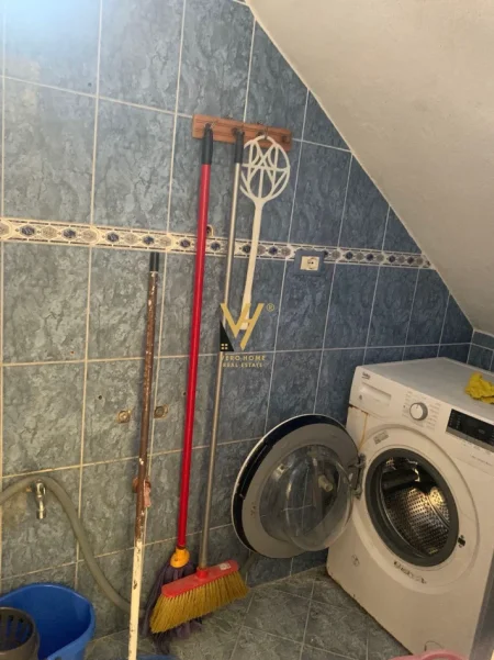 Tirane, jepet me qera apartament 2+1+Ballkon Kati 2, 150 m² 520 € (PORCELAN)