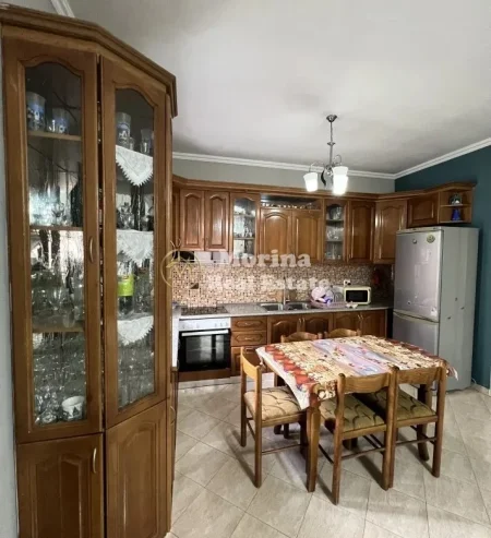 Tirane, jepet me qera apartament 2+1 Kati 3, 100 m² 450 € (Yzberisht)