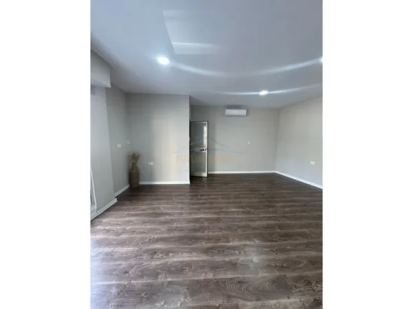 Tirane, shitet ambjent biznesi Kati 0, 40 m² 100.000 € (Laprake)