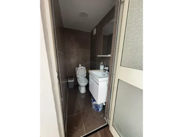 Tirane, shitet ambjent biznesi Kati 0, 40 m² 100.000 € (Laprake)