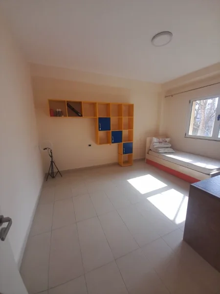 Tirane, jepet me qera apartament 2+1 Kati 2, 90 m² 50.000 Lekë te Reja, në BRRYL,Tiranë.)