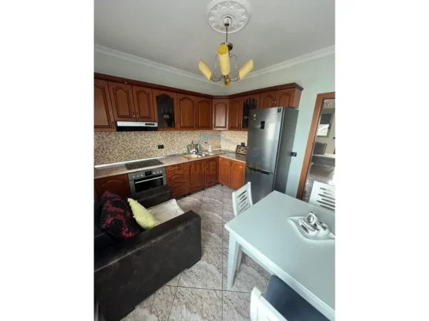 Tirane, jepet me qera apartament 2+1 Kati 2, 58 m² 400 € (Allias)