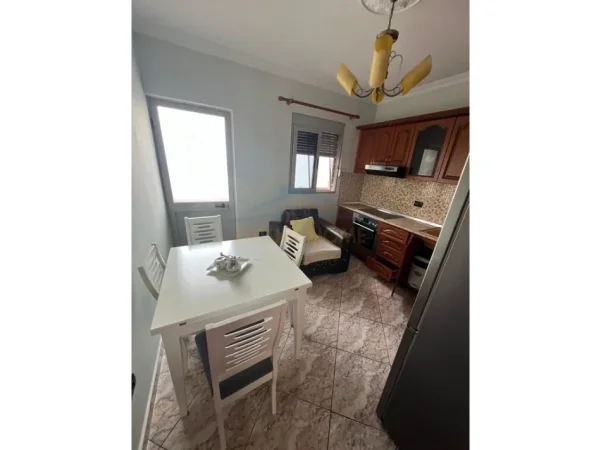 Tirane, jepet me qera apartament 2+1 Kati 2, 58 m² 400 € (Allias)