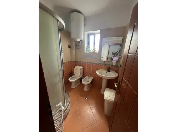 Tirane, jepet me qera apartament 2+1 Kati 2, 58 m² 400 € (Allias)