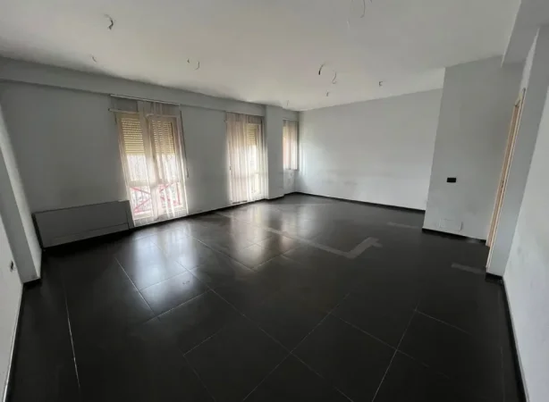 Tirane, jepet me qera zyre Kati 1, 500 m² 5.000 € 