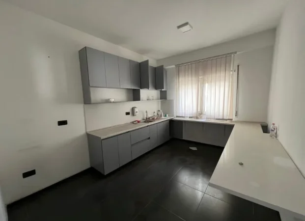 Tirane, jepet me qera zyre Kati 1, 500 m² 5.000 € 