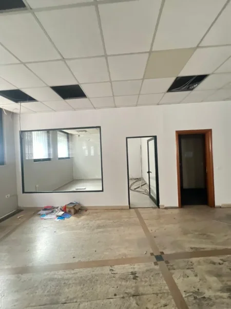 Tirane, jepet me qera ambjent biznesi Kati 0, 403 m² 7.000 € 