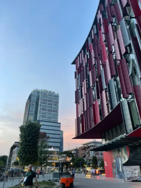 Tirane, jepet me qera ambjent biznesi Kati 0, 403 m² 7.000 € 