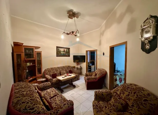 Tirane, jepet me qera apartament 3+1 Kati 4, 850 € (Shallvaret)