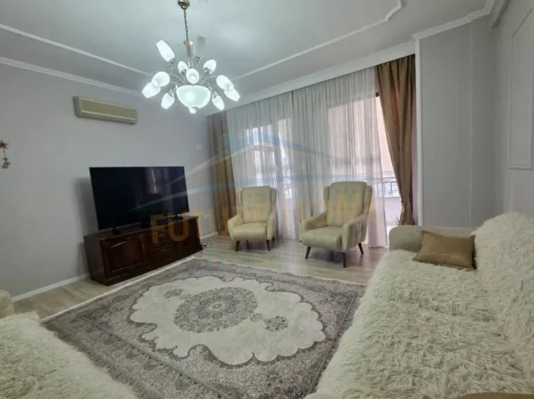Tirane, jepet me qera apartament 2+1 Kati 7, 650 € (Ish tregu elektrik)