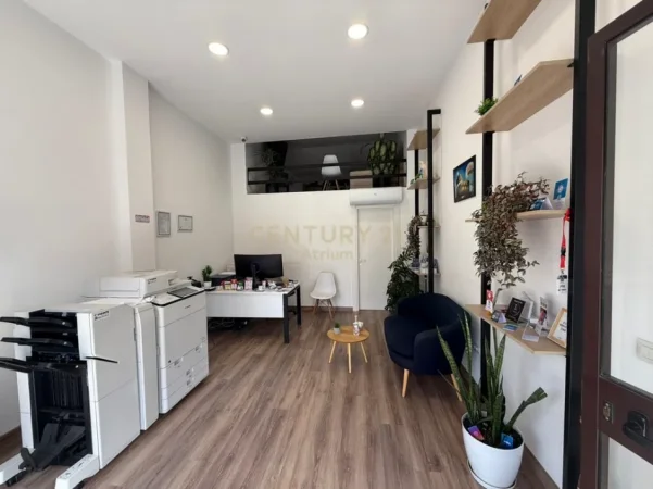 Tirane, shitet dyqan Kati 1, 39 m² 115.500 € (ali demi)