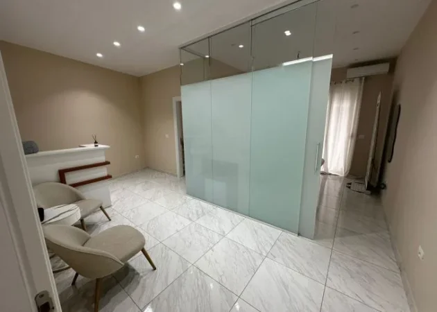 Tirane, jepet me qera ambjent biznesi Kati 6, 70 m² 650 € (komuna e parisit)