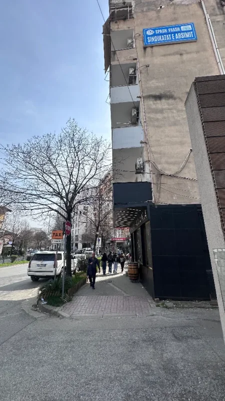 Tirane, jepet me qera zyre Kati 1, 116 m² 1.200 € (Rruga sulejm delvina)