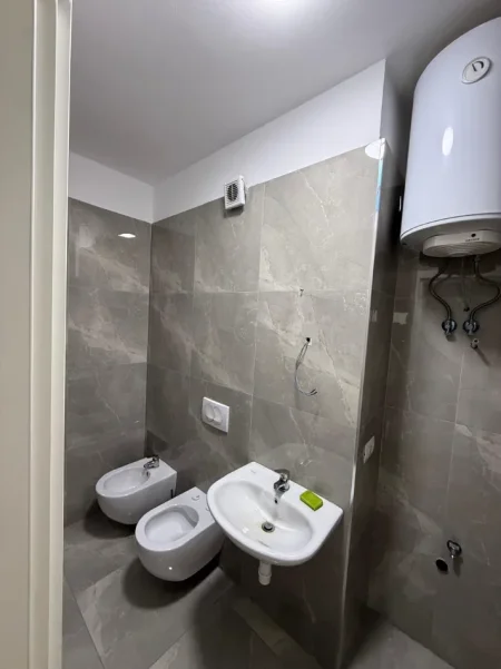 Tirane, jepet me qera zyre Kati 5, 100 m² 900 € (Rruga e Kavajes)